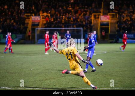 Jordan Holmes, gardien d'Ebbsfleet, joue le ballon pendant le match de la Ligue Premier de la conférence de Vanarama au Shay Banque D'Images