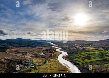 Vue aérienne de la rivière Tweebarra entre Doochary et LettermacAward à Donegal - Irlande Banque D'Images