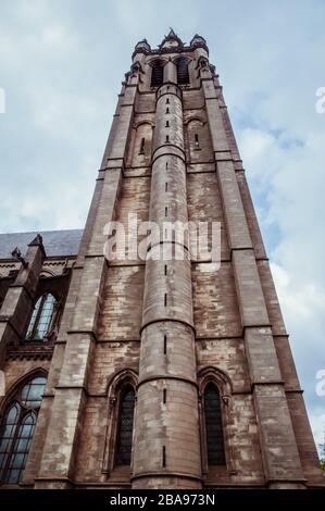 Église Saint-Martin à Arlon, Province de Luxembourg, Belgique. Vue sur l'extérieur, style néo-gothique, le patrimoine majeur de la Wallonie Banque D'Images