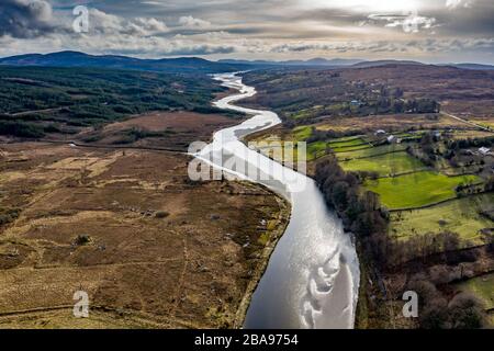 Vue aérienne de la rivière Tweebarra entre Doochary et LettermacAward à Donegal - Irlande Banque D'Images