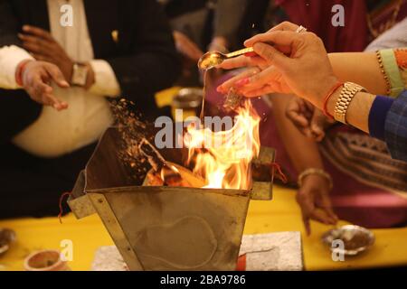 Réchauffement de la maison Indian Hindu Ritual, Hawan Hindu rituels Banque D'Images