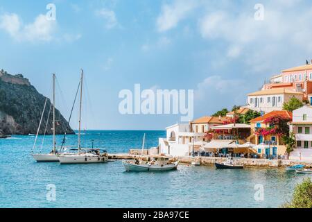 Vacances dans le beau village d'Assos situé dans une crique cachée le jour ensoleillé d'été, l'île de Céphalonie, Grèce. Banque D'Images