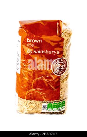 Riz brun Sainsburys, riz brun, paquet de riz brun, paquet, paquet, paquet de riz brun, fond blanc, espace de copie, isolé, produit, produits, article, Banque D'Images