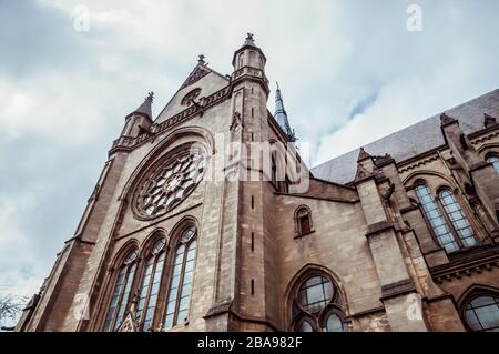 Église Saint-Martin à Arlon, Province de Luxembourg, Belgique. Vue sur l'extérieur, style néo-gothique, le patrimoine majeur de la Wallonie Banque D'Images