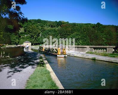 Bateau étroit sur le canal Kennet et Avon, Dundas Aqueduct, Bath, Somerset, Angleterre. Banque D'Images