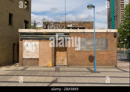 Derlict pub, East India Dock Road, Poplar Tower Hamlets, Londres. Le quartier londonien de Tower Hamlets est un quartier londonien situé dans l'est de Londres; il co Banque D'Images