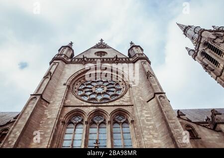 Église Saint-Martin à Arlon, Province de Luxembourg, Belgique. Vue sur l'extérieur, style néo-gothique, le patrimoine majeur de la Wallonie Banque D'Images