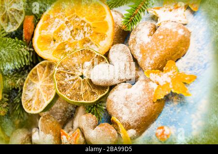 Fond de Noël avec branches de sapin, biscuits saupoudrés de sucre en poudre à bord de bois Banque D'Images