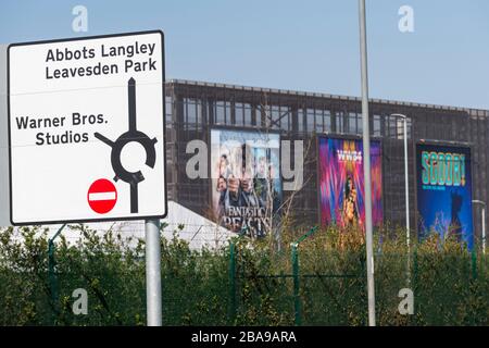 Watford, Royaume-Uni. 26 mars 2020. Affichage de films à l'entrée des studios Warner Bros, où se trouve Harry Potter, des bêtes fantastiques et des films de Mission impossible récents. Le travail sur les productions a cessé mais a cessé en raison de la pandémie de coronavirus. Les travailleurs de l'industrie comprennent principalement les travailleurs indépendants (du caméramen aux artistes de fond) et, plus tard aujourd'hui, Rishi Sunak, chancelier de l'Échiquier, doit lancer un plan de soutien financier pour eux et les membres des travailleurs indépendants dans d'autres industries. Crédit: Stephen Chung / Alay Live News Banque D'Images