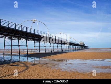 Southport Pier vue de la plage avec des motifs d'eau résiduelle en premier plan Banque D'Images