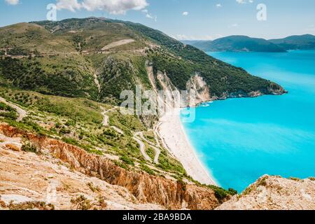 Célèbre plage de Myrtos à la journée ensoleillée d'été. Destination touristique sur l'île de Céphalonie, Grèce. Banque D'Images