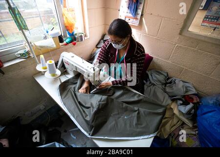 Lalitpur, Népal. 26 mars 2020. Un membre du personnel de l'hôpital de Patan porte un masque de protection à coudre équipement de protection individuelle (EPI) pendant le verrouillage au milieu des craintes de Coronavirus à Lalitpur. Crédit: SOPA Images Limited/Alay Live News Banque D'Images