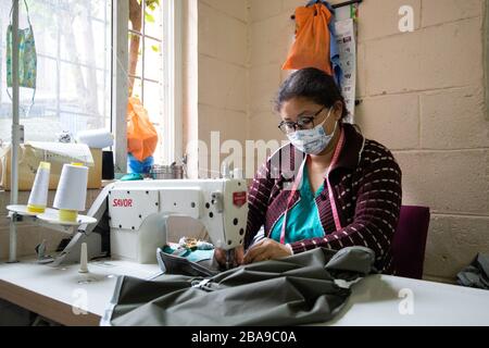 Lalitpur, Népal. 26 mars 2020. Un membre du personnel de l'hôpital de Patan porte un masque de protection à coudre équipement de protection individuelle (EPI) pendant le verrouillage au milieu des craintes de Coronavirus à Lalitpur. Crédit: SOPA Images Limited/Alay Live News Banque D'Images