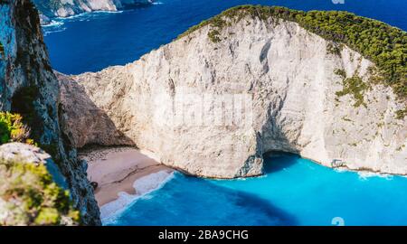 Près de la plage de Navagio, île de Zakynthos, Grèce. Baie d'épave avec eau turquoise et plage de sable blanc. Célèbre site touristique en Grèce. Banque D'Images