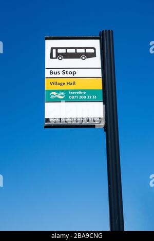 L'arrêt de bus signe contre le ciel bleu dans beaucoup Hadham High Street, beaucoup Hadham, Hertfordshire Royaume-Uni. Mars 2020 Banque D'Images