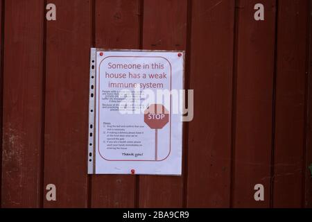 Merton Park, Londres, Royaume-Uni. 26 mars 2020. Panneau de mise en garde sur la porte d'entrée de la maison dans cette banlieue verdoyante du sud-ouest de Londres pendant le verrouillage de Coronavirus. Crédit : Malcolm Park/Alay Live News. Banque D'Images