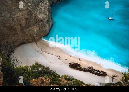 Près de Shipwreck sur la plage de Navagio. Site touristique célèbre sur l'île de Zakynthos, Grèce. Banque D'Images