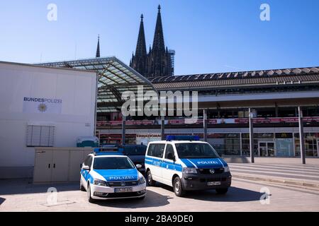 Voitures de la police fédérale devant le poste de police temporaire de Breslauer Platz, gare centrale, cathédrale, Cologne, Allemagne. Fahrzeuge der B Banque D'Images