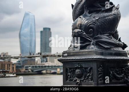 Lampadaire orné de poissons en fonte avec un bâtiment Blackfriars (Boomerang) et un bâtiment Southbank Tower en arrière-plan, Londres, Royaume-Uni Banque D'Images