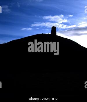 Glastonbury Tor et la tour restante de l'église St Michael, Somerset. Banque D'Images