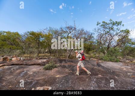 Un randonneur traverse le site du patrimoine mondial de l'UNESCO, le parc national de Matobo, au Zimbabwe. Banque D'Images