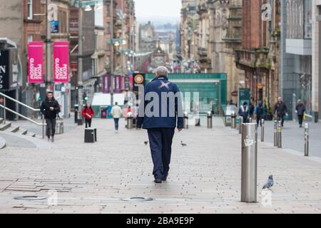 Glasgow, Écosse, Royaume-Uni. 26 mars 2020. Le coronavirus a verrouillé Glasgow, en Écosse: Un Scotrail travailleur du keyworker l'une des rares personnes dans les rues du centre-ville de Glasgow à l'heure du déjeuner pendant le verrouillage du coronavirus . Crédit: Kay Roxby/Alay Live News Banque D'Images