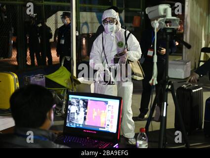 Pékin, Chine. 25 mars 2020. 800 personnes qui viennent de la province de Hubei reviennent à Pékin pour travailler pendant l'éclosion de nouveaux coronavirus à Beijing, Chine le 25 mars 2020.(photo par TPG/cnsphotos) (photo par Top photo/Sipa USA) crédit: SIPA USA/Alay Live News Banque D'Images