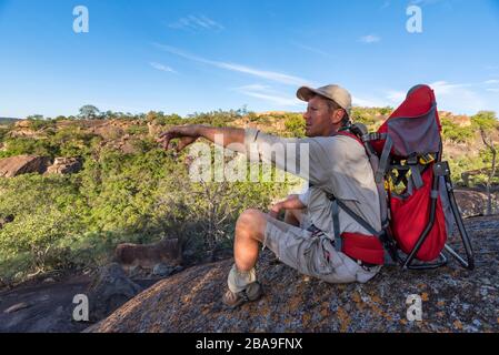 Un randonneur traverse le site du patrimoine mondial de l'UNESCO, le parc national de Matobo, au Zimbabwe. Banque D'Images