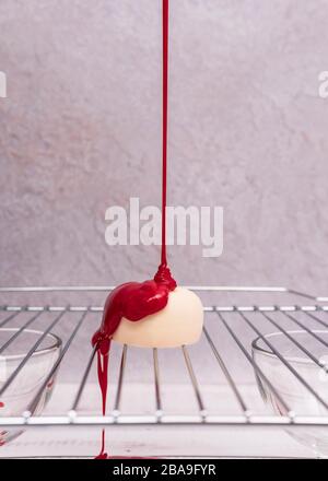 Processus étape par étape de fabrication de gâteau de mousse avec glaçage miroir. Cuisine dessert français. Glaçage miroir congelé sur le gâteau. Conceps de boulangerie et de confiserie Banque D'Images