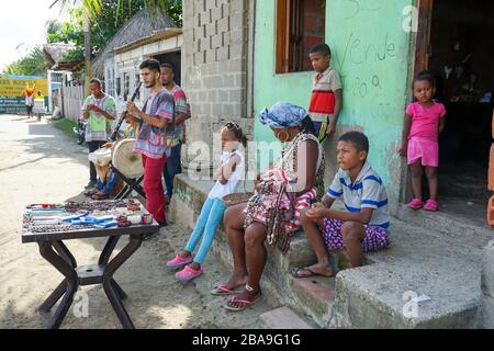 Vie de famille et enfants à Carthagène, en Colombie, en Amérique du Sud, danse folklorique traditionnelle colorée et spectacle pour le touriste. Banque D'Images