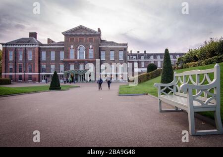 LONDRES- Kensington Palace, une résidence royale située dans les jardins de Kensington, un bâtiment historique et une attraction populaire pour les visiteurs Banque D'Images