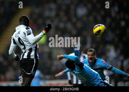 Le Papiss Demba Cisse de Newcastle United se dirige vers le but Banque D'Images