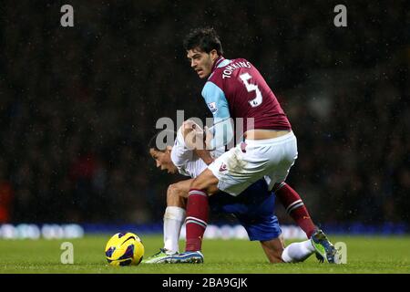 James Tomkins (à droite) de West Ham United et Steven Pienaar (à gauche) d'Everton se battent pour le ballon Banque D'Images