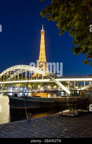 Crépuscule le long de la Seine avec Passerelle Debilly - Pont à pied et Tour Eiffel au-delà, Paris, France Banque D'Images