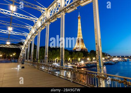 Le long crépuscule Passerelle Debilly - passerelle avec la Tour Eiffel et de la Seine au-delà, Paris, France Banque D'Images