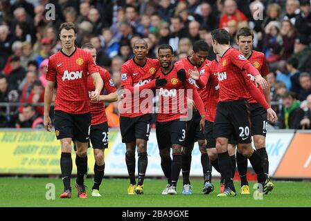 Patrice Evra (au centre) de Manchester United célèbre son premier but du jeu avec ses coéquipiers Banque D'Images
