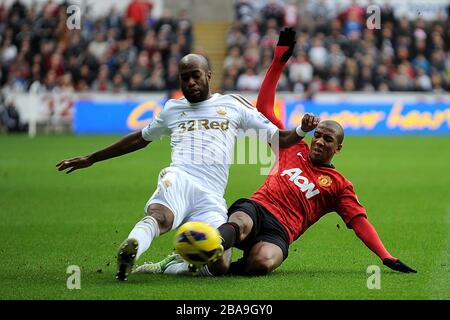 Dwight Tiendalli de Swansea City (à gauche) et Ashley Young (à droite) de Manchester United pour le ballon Banque D'Images