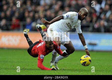 Dwight Tiendalli de Swansea City (à droite) et Ashley Young (à gauche) de Manchester United pour la balle Banque D'Images