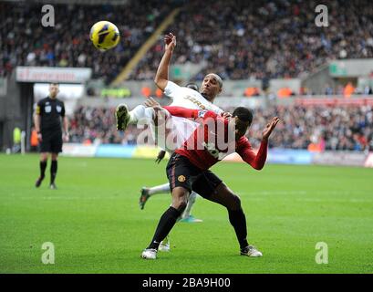 Patrice Evra (à droite) et Ashley Williams (à gauche) de la ville de Swansea à Manchester United affrontent le ballon Banque D'Images