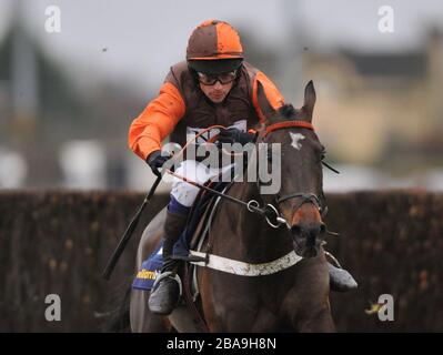 SAM Waley-Cohen à bord Rajdhani Express efface le dernier sur le chemin de gagner la deuxième course, The William Hill - Télécharger le Handicap Chase d'App Novices Banque D'Images