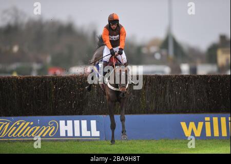 SAM Waley-Cohen à bord Rajdhani Express efface le dernier sur le chemin de gagner la deuxième course, The William Hill - Télécharger le Handicap Chase d'App Novices Banque D'Images