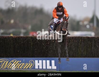 SAM Waley-Cohen à bord Rajdhani Express efface le dernier sur le chemin de gagner la deuxième course, The William Hill - Télécharger le Handicap Chase d'App Novices Banque D'Images