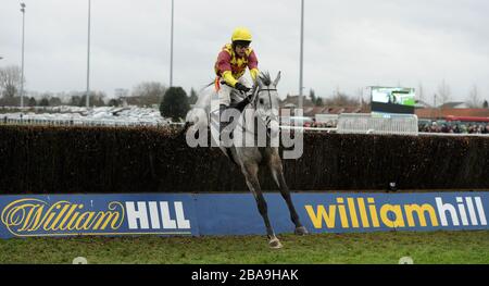 Dynaste monté par Jockey Tom Scudamore saute le dernier à aller et à gagner le Chase de Kauto Star Feltham Novices (en mémoire de Nigel Clark) Banque D'Images