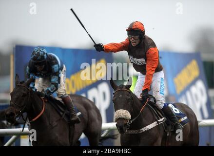 Jockey Sam Waley-Cohen célèbre après avoir remporté le William Hill King George VI Chase avec long Run devant le capitaine Chris monté par le jockey Richard Johnson Banque D'Images