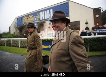 Nicky Henderson, entraîneur de long Run retourne à l'enceinte des gagnants après avoir vu son cheval gagner un spectaculaire William Hill King George VI Chase Banque D'Images