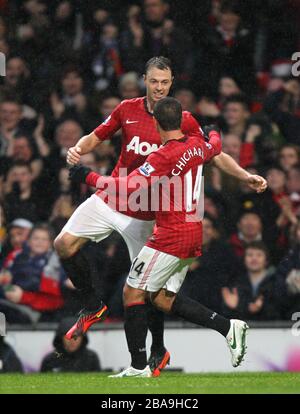 Jonny Evans (à gauche) de Manchester United célèbre son premier but du match avec son coéquipier Javier Hernandez (à droite) Banque D'Images