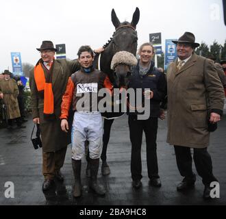 Robert Waley-Cohen, (propriétaire), Sam Waley-Cohen (jockey), long Run et l'entraîneur Nicky Henderson dans l'enceinte des gagnants après avoir remporté un spectaculaire William Hill King George VI Chase Banque D'Images