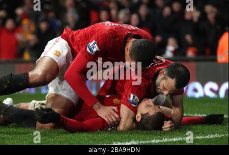 Javier Hernandez (bas) de Manchester United célèbre son quatrième but du match avec le coéquipier Ryan Giggs (droite) et Chris Smalling (gauche) Banque D'Images