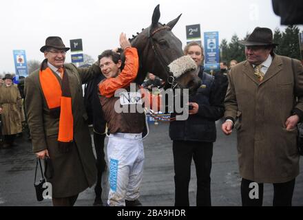 Robert Waley-Cohen, (propriétaire), Sam Waley-Cohen (jockey), long Run et l'entraîneur Nicky Henderson dans l'enceinte des gagnants après avoir remporté un spectaculaire William Hill King George VI Chase Banque D'Images