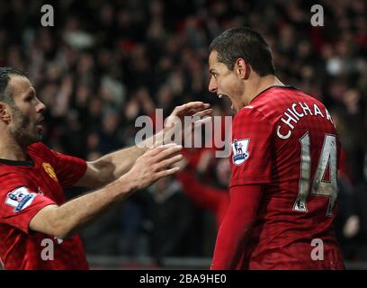 Javier Hernandez (à droite) de Manchester United célèbre son quatrième but du match avec le coéquipier Ryan Giggs (à gauche) Banque D'Images